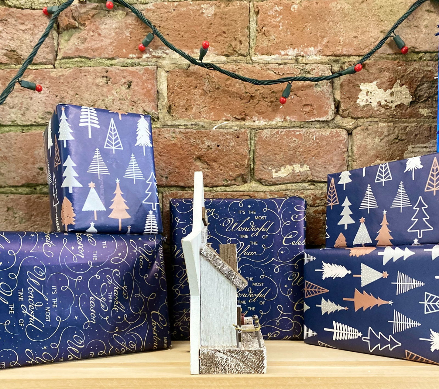 18cm Star & House Scene Ornament Perfect Holiday Decoration