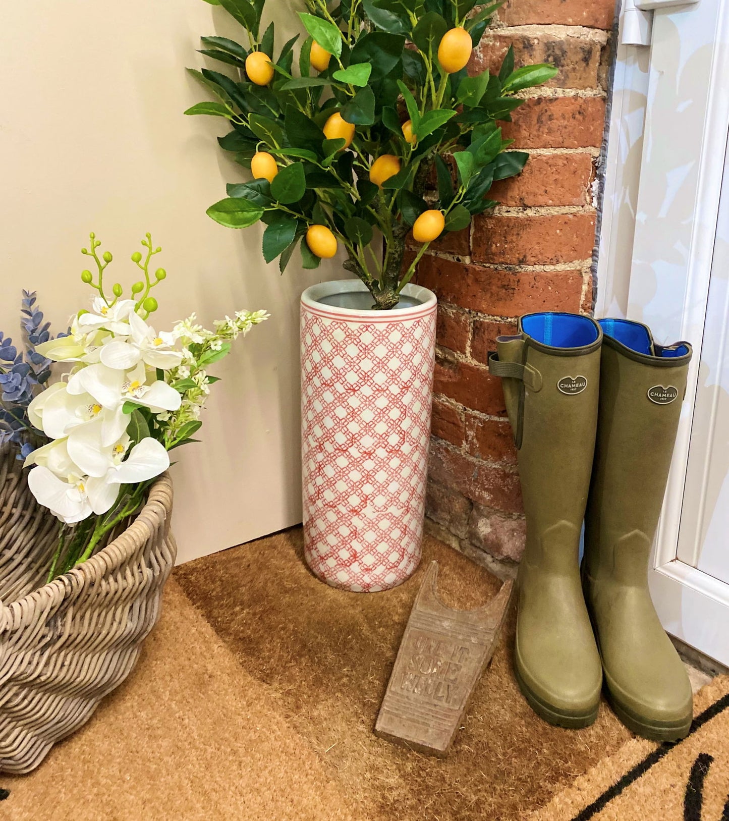 Red and White Daisy Chain Umbrella Stand Stylish Outdoor Decor Garden Accessory